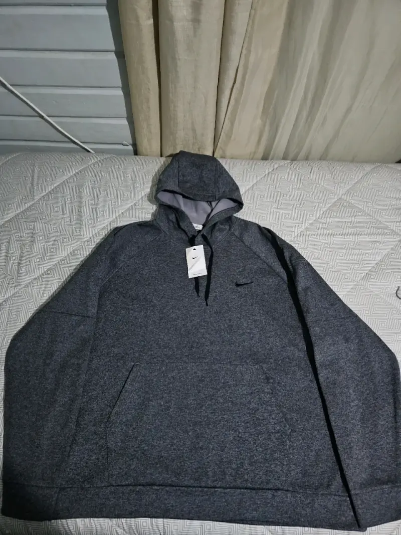 Polerón con capucha gris