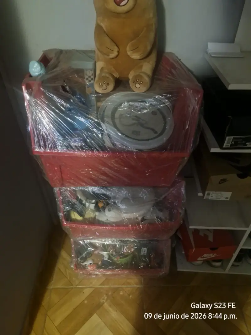 Cajas con juguetes varios