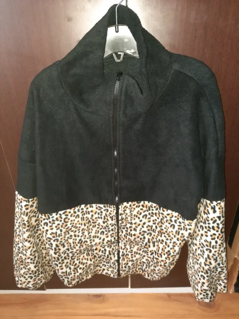 Chaqueta polar negra y animal print