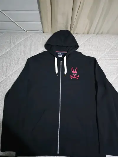 Polerón negro con capucha y diseño - miniatura 1