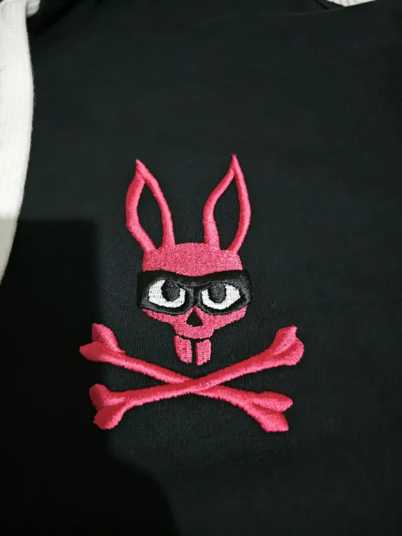 Polerón negro con capucha y diseño - 2