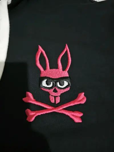 Polerón negro con capucha y diseño - miniatura 2