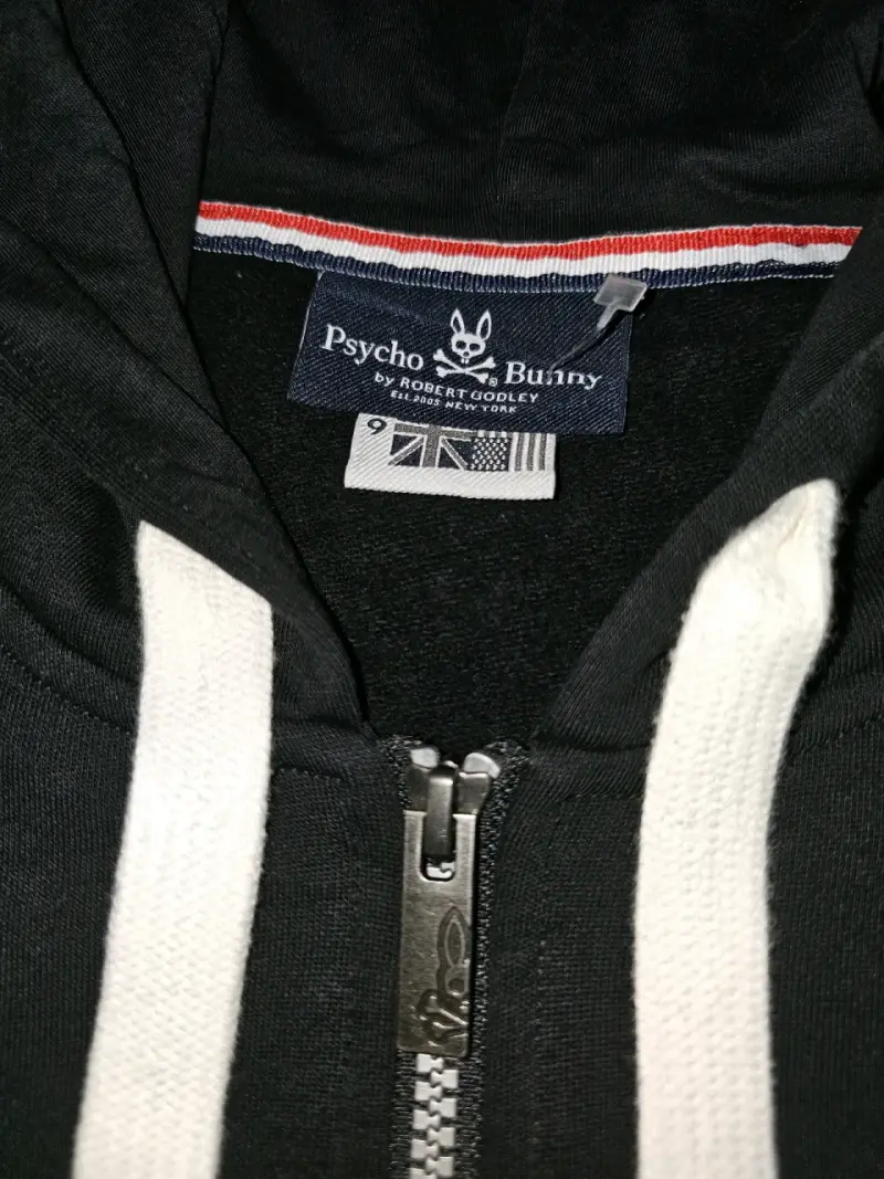 Polerón negro con capucha y diseño - 3