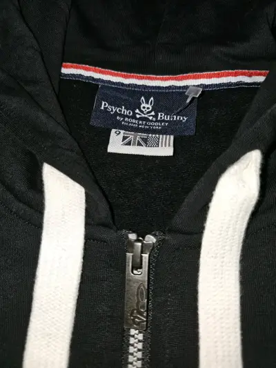 Polerón negro con capucha y diseño - miniatura 3