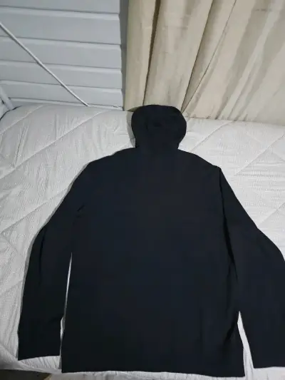 Polerón negro con capucha y diseño - miniatura 6