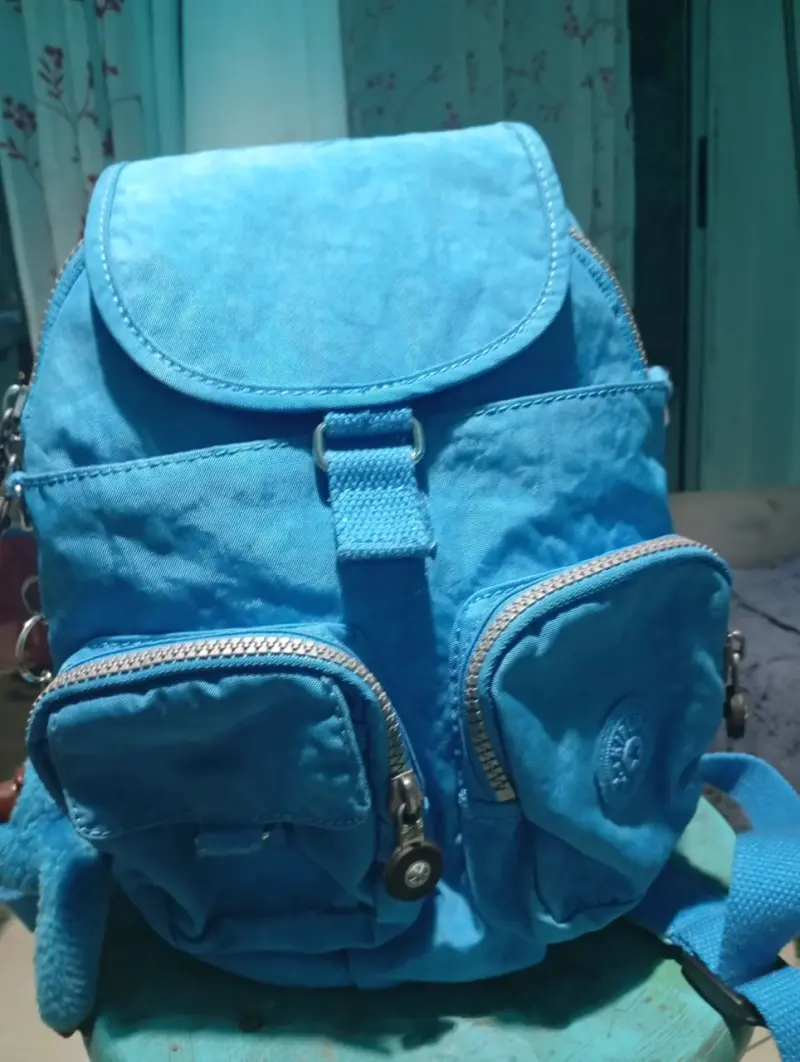 Mochila azul con bolsillos Kipling