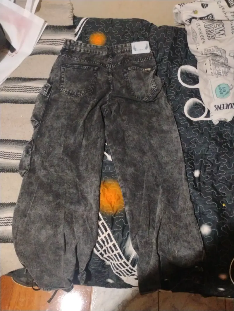 Jeans cargo grises con bolsillos - 2
