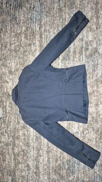 Chaqueta azul con zipper de estilo casual - miniatura 3