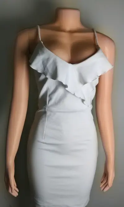Vestido blanco con volantes - miniatura 1
