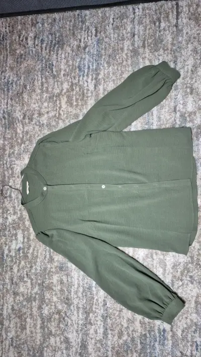 Camisa verde, celeste con rayas y blanca. - miniatura 1
