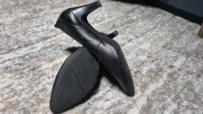 Zapatos de tacón negros elegantes - miniatura 1