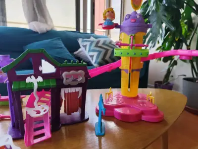 Juego de figuras y tobogán colorido - miniatura 1