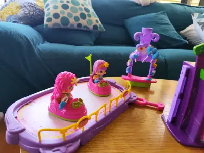 Juego de figuras y tobogán colorido - miniatura 3