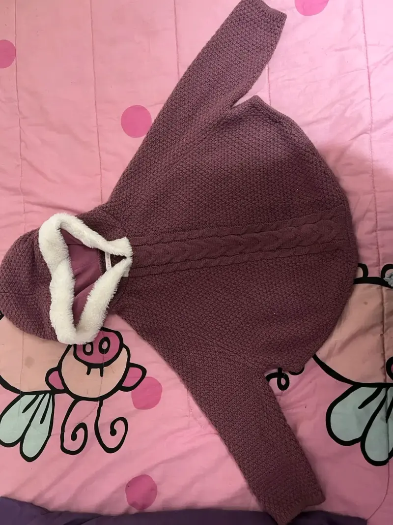 Poncho morado con capucha