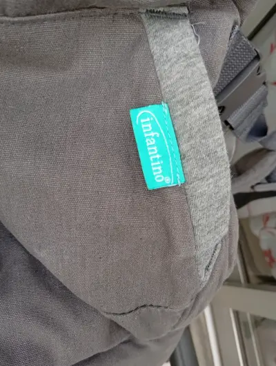 Mochila porta bebé gris ergonómica infantino - miniatura 3