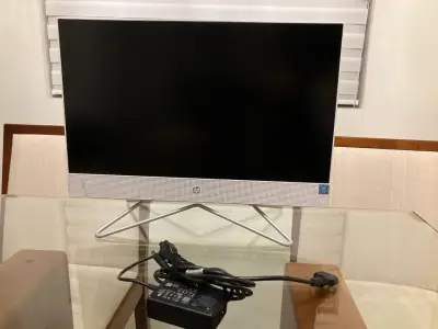Monitor HP todo en uno 2022 Pentium Silver - miniatura 1
