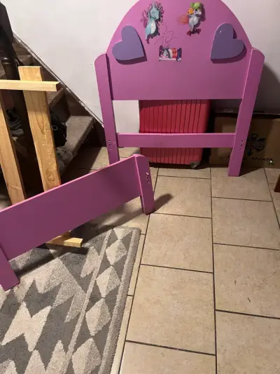 Cama infantil rosa desmontada - miniatura 1