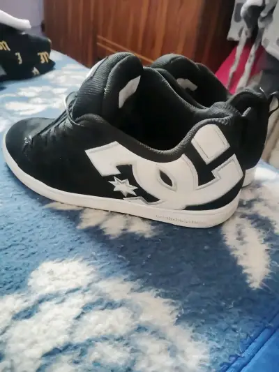 Zapatillas DC negras y blancas - miniatura 1