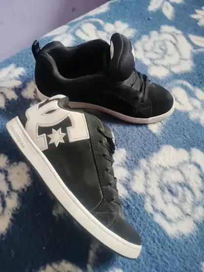 Zapatillas DC negras y blancas - miniatura 4