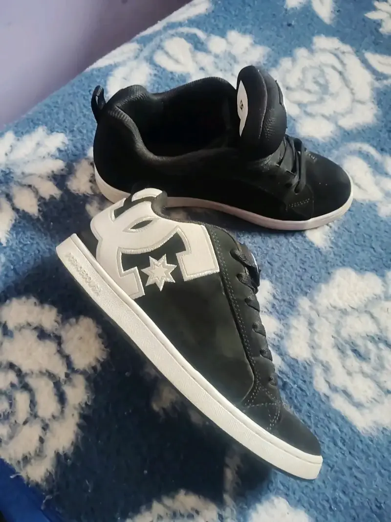 Zapatillas DC negras y blancas - 5
