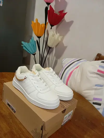 Zapatillas blancas con detalle dorado - miniatura 1