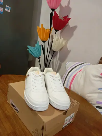 Zapatillas blancas con detalle dorado - miniatura 2