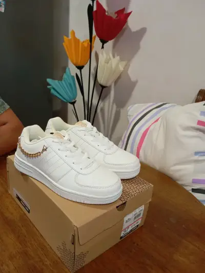 Zapatillas blancas con detalle dorado - miniatura 3