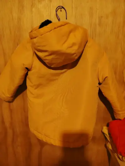 Chaqueta amarilla para niño - miniatura 3