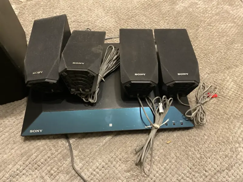 Sistema de sonido Sony con parlantes - 1