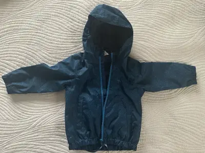 Chaqueta impermeable azul con capucha - miniatura 1