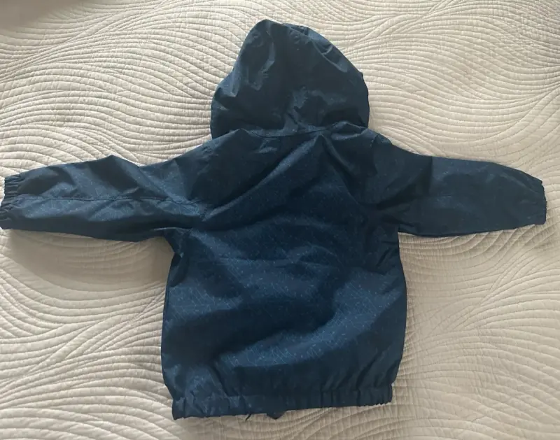 Chaqueta impermeable azul con capucha - 2