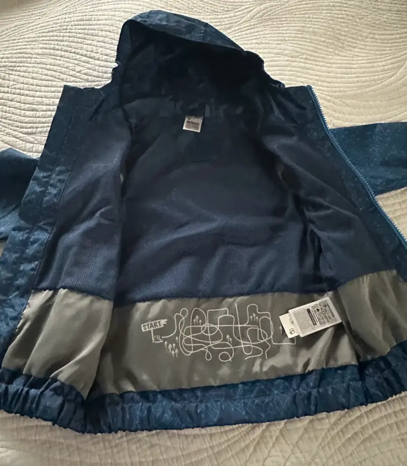 Chaqueta impermeable azul con capucha - 3
