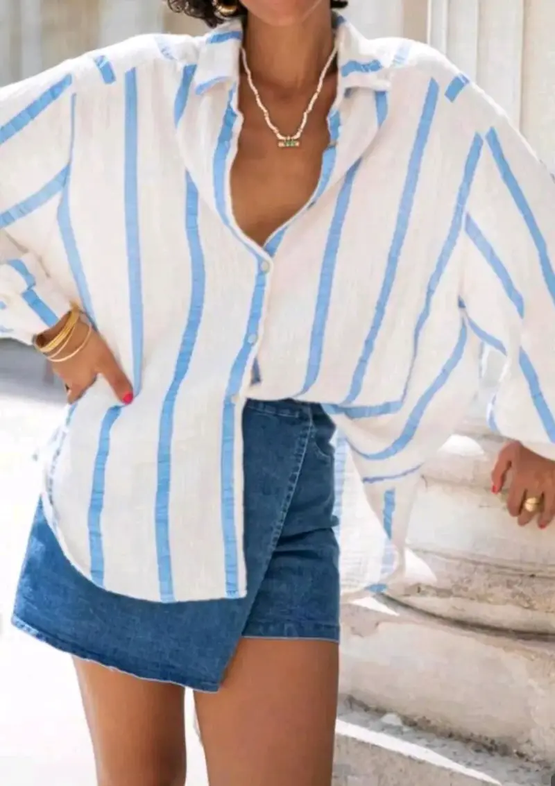 Camisa blanca a rayas azules