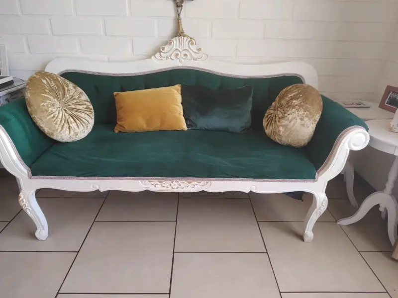Sofá clásico verde y blanco