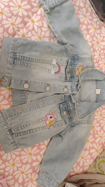 Chaqueta infantil de mezclilla con parches - miniatura 1