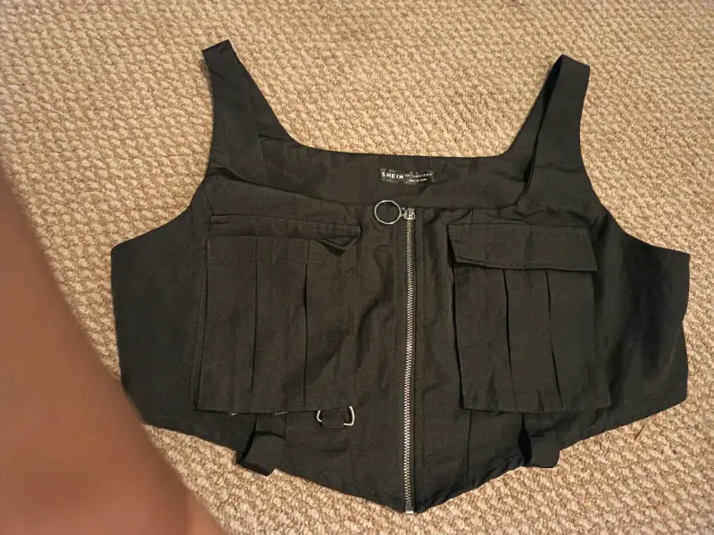 Chaleco negro con bolsillos