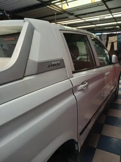Camioneta blanca en buen estado - miniatura 6