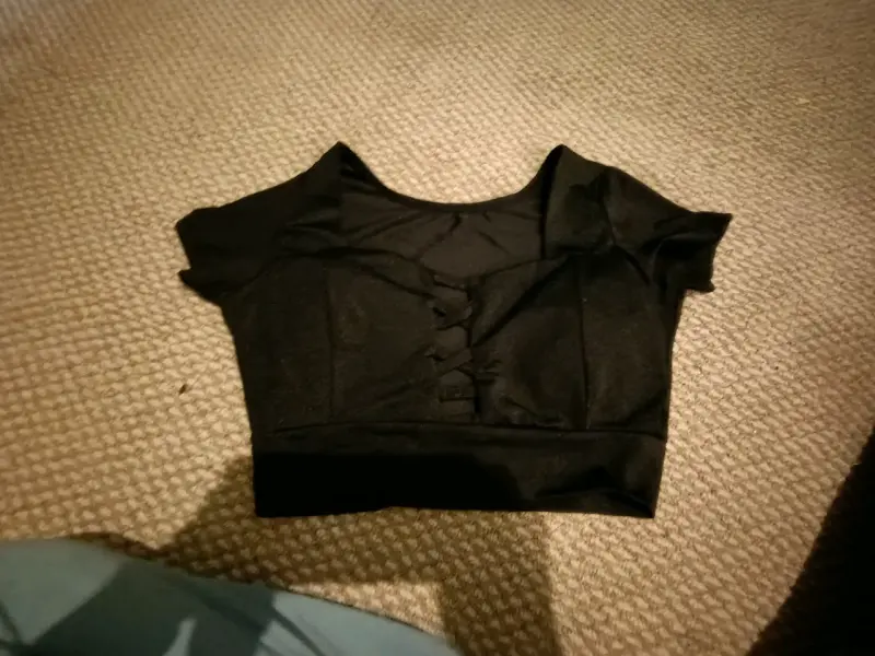 Top negro corto con diseño