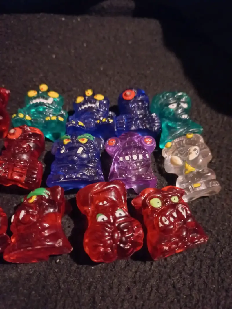 Figuras de monstruos de colores - 2