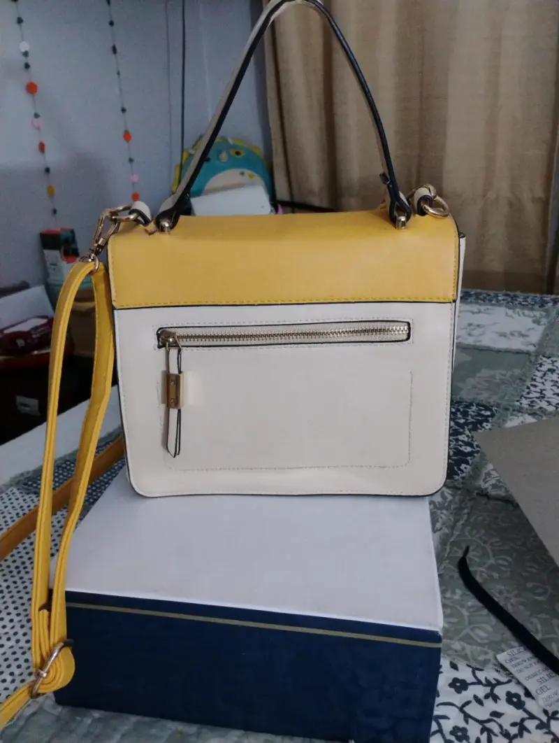Cartera bicolor amarillo y blanco