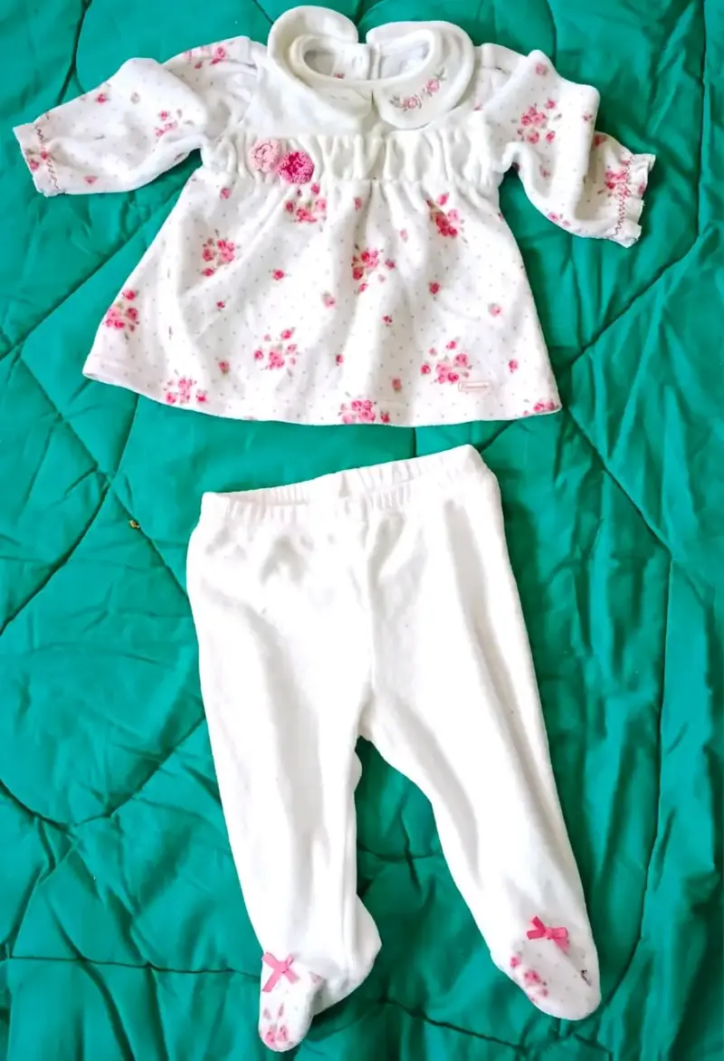 Conjunto bebé flores blancas 3- 6 meses
