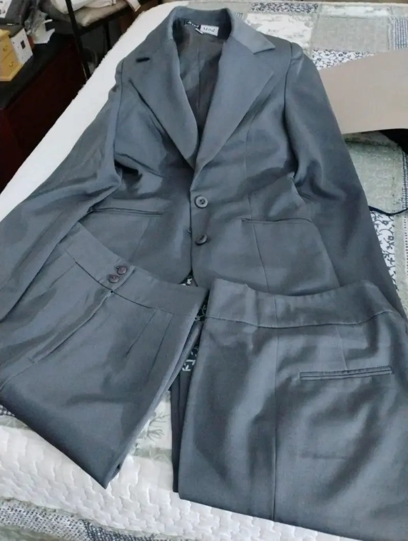 Traje gris para mujer