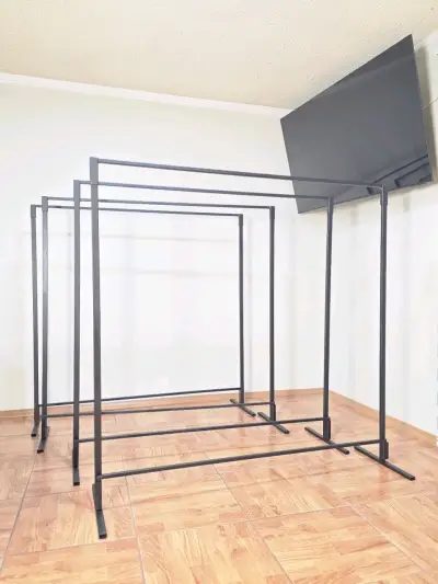 Rack de metal para ropa - miniatura 1