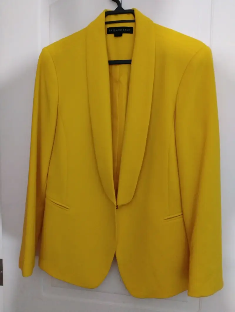 Blazer amarillo Basement Basic
