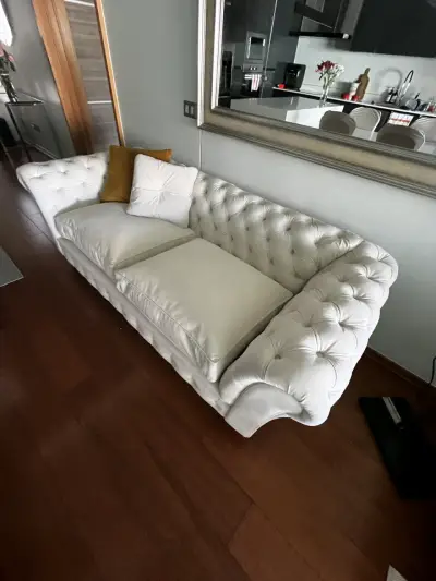 Sofá Chesterfield blanco elegante - miniatura 1