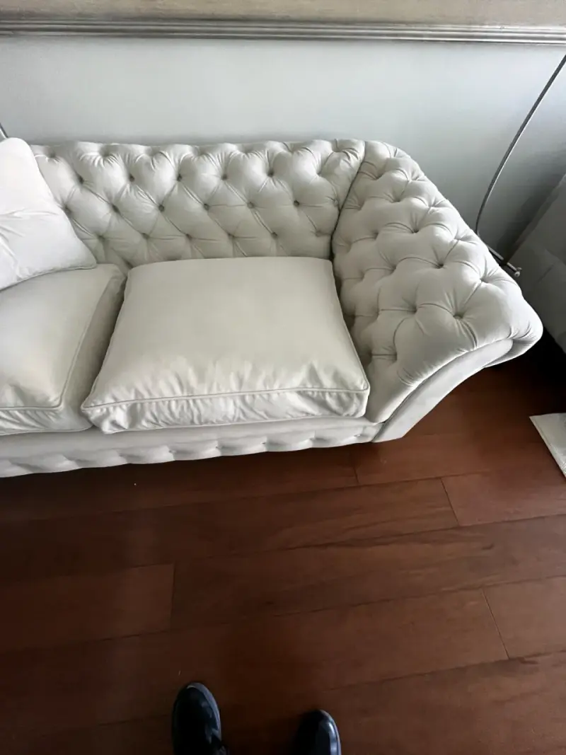 Sofá Chesterfield blanco elegante - 2