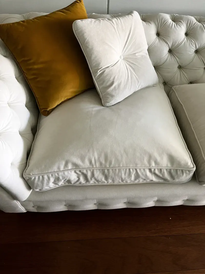 Sofá Chesterfield blanco elegante - 3