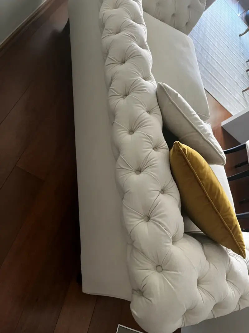 Sofá Chesterfield blanco elegante - 4