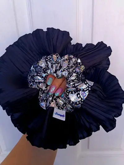Moño scrunchie morado brillante - miniatura 3