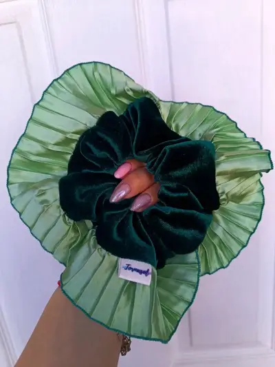 Moño scrunchie morado brillante - miniatura 6